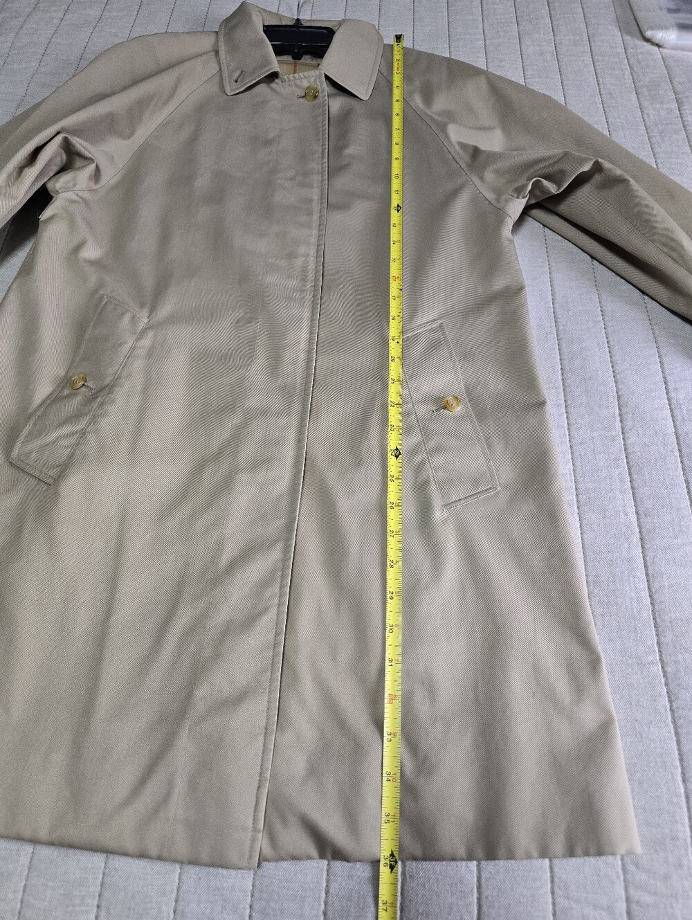 Vintage Burberrys Classic Beige Trench Coat with Check Lining, Mid-lenght - Picture 9 of 12